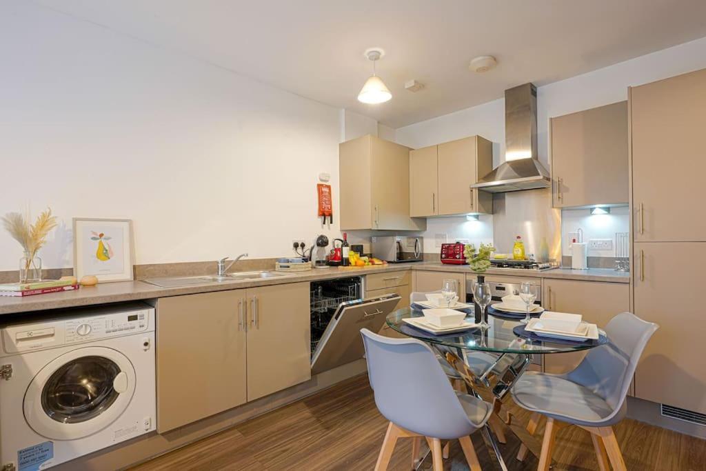 Luxury Campbell Park Apartments In Central Mk With Balcony, Free Parking & Smart Tv With Netflix By Yoko Property Милтон-Кейнс Экстерьер фото